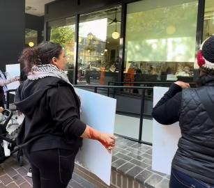 أحد عماله خدم بجيش للاحتلال أنصار فلسطين يحتجون داخل مخبز "تاتيه" في فرنسا