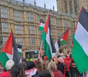 في برج الساعة ببرايتون ... أنصار فلسطين يجبرون مجموعات صهيونية على المغادرة