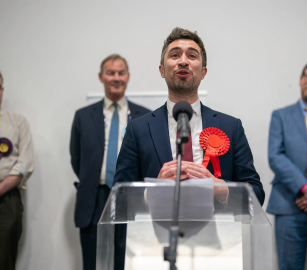 بسبب دعمه للاحتلال ... تحركات معلمين وأولياء أمور تُفشل زيارة نائب بريطاني لمدرسة