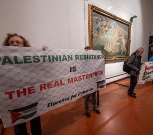 أنصار فلسطين يحتلون معرض "أوفيزي" في فلورنسا لتعاونه مع الاحتلال