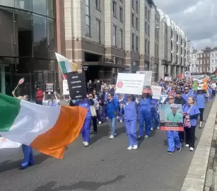 مظاهرة صامتة في أيرلندا لتكريم أطباء وممرضي غزة