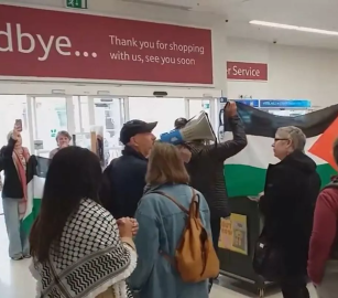 انتصار قانوني لنشطاء احتجوا ضد بيع منتجات الاحتلال في “سنسبيري”