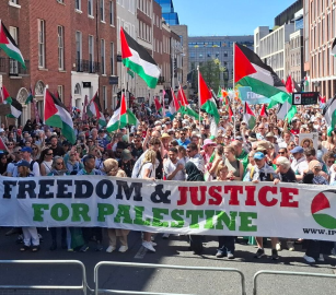 ندعم فلسطين وفنزويلا..  مسيرة أيرلندية مرتقبة ضد الدعم الأمريكي للحروب