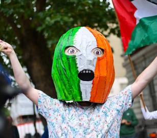 احتجاج داعم لفرقة “نيكاب” المناصرة لفلسطين أثناء جلسة محاكمة