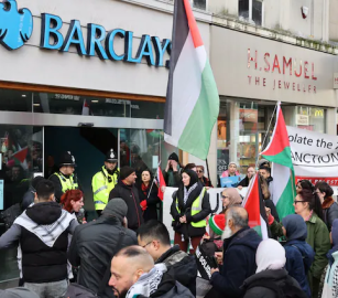 يمول الإبادة بغزة.. أنصار فلسطين يعتصمون أمام بنك "باركليز" في غلاسكو