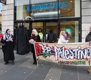 احتجاج أمام بنك "باركليز" في غلاسكو  تنديدًا بتواطؤه مع الإبادة