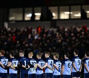 تؤمن كيان الإبادة... لاعبو كرة القدم في دبلن يرفضون إجراء مقابلات أمام لافتات "أليانز"