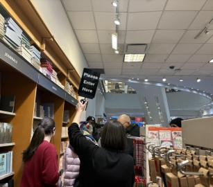 يقدم منحًا لجنود الاحتلال! ..احتجاج بإعادة كتب بآلاف الدولارات لمكتبة "إنديغو"