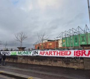 "لا تنفقوا أموالنا في إسرائيل"  ..‏ عرض لافتة احتجاجية خارج ملعب "سلتيك بارك" في غلاسكو