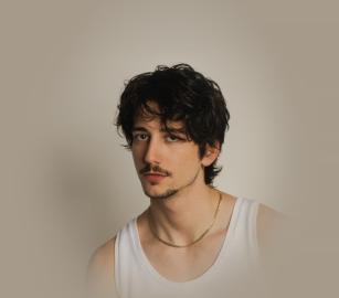 دعم الإبادة الجماعية بغزة.. دعوات لمقاطعة النسخة الحية من “رابونزل” لمشاركة الممثل ميلو مانهايم