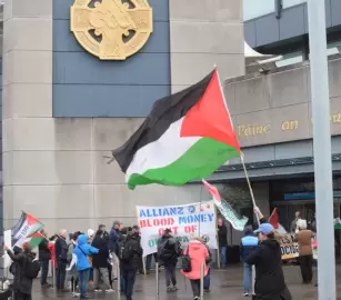 "لا لتمويل الإبادة رياضيًا"  احتجاج أمام مقر اتحاد الرياضات الغيلية رفضًا لرعاية "أليانز"