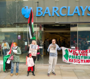 يمول آلة الإبادة بغزة.. نشطاء يحاصرون بنك "باركليز" في غلاسكو