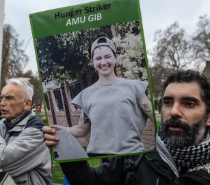 مضربان عن الطعام! .. تدهور صحة ناشطين من حركة فلسطين ونقلها إلى المستشفى