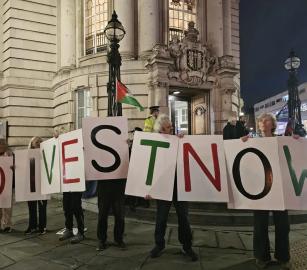 بتوقيع 5 آلاف.. مجلس لامبيث يتجاهل عريضة تطالب بسحب استثمارات من شركات الأسلحة