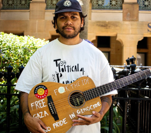 فصل موظف أسترالي لكتابته شعارات تضامنية على غيتاره