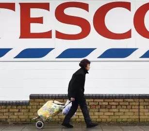 نشطاء يحاصرون "تيسكو" في بلفاست و "كارفور" في مدريد لدعمهما الاحتلال... تحرّك احتجاجي في بريطانيا يندّد بتواطؤ "ريبوك" مع منتخب العدو