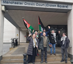 تبرئة ناشط بعد احتلاله سطح شركة تدعم تسليح الاحتلال