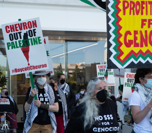 احتجاجات أسبوعية عند “شيفرون” ضد تزويد الاحتلال بالوقود