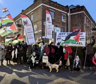 احتجاج أمام مكتب النائب جيف سمي في ويذينغتون دعمًا لفلسطين