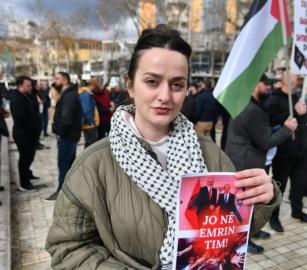 "نواصل التضامن مع فلسطين" مظاهرة في تيرانا ترفض زيارة رئيس الوزراء الألباني إلى الاحتلال