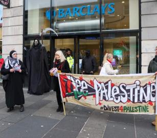 ممول آلة الإبادة أنصار فلسطين يعتصمون خارج بنك "باركليز" في غلاسكو