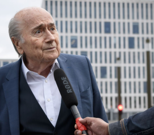 أمريكا تقمع داعمي فلسطين!  رئيس الفيفا السابق يدعو لمقاطعة كأس العالم 2026