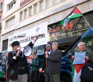 تمول جيش الإبادة! وقفة احتجاجية في خيخون الإسبانية ضد شركة "كارفور"