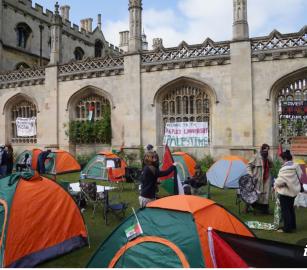 أكاديميون يتهمون جامعة كامبريدج بالتعتيم على استثماراتها بشركات الأسلحة