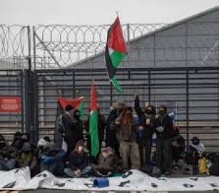 أكثر من 100 متظاهر يغلقون مصنع "ليوناردو" في إدنبرة...باكستان تعلن انضمام وفدها إلى أسطول الصمود العالمي