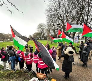 "منطقة خالية من الأبارتهايد"  عشرات الأسر في برايتون يقاطعون البضائع الإسرائيلية