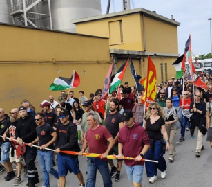 "لن نعمل من أجل الحرب" عمّال الموانئ يطلقون عملًا دوليًا لوقف شحنات السلاح