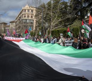 "أوقفوا تسليح الاحتلال"  وقفة احتجاجية في إسبانيا نصرًة لغزة