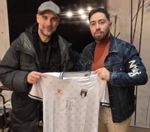 غوارديولا يوقّع قمصان فريق “غزة الإرادة” لكرة قدم البتر