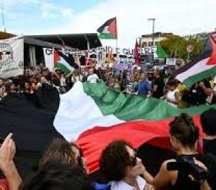 نجوم عالميون وآلاف الحضور يحيون فعالية فنية ضخمة لدعم فلسطين...نشطاء إسبانيا وكندا وألمانيا يكرمون الطفلة الشهيدة "هند رجب"