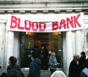 يستثمر في الإبادة  احتجاج أمام بنك "باركليز" في بريطانيا