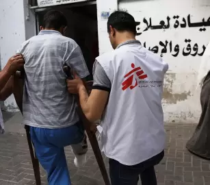 لرفضها تقديم قوائم موظفيها  الاحتلال يوقف نشاط "أطباء بلا حدود" بغزة ويمهلها مدة للمغادرة