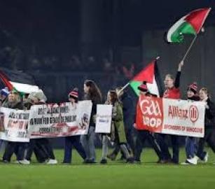 يؤمن كيان الإبادة.. احتجاج في مباراة ديري ضد تايرون للمطالبة بإنهاء رعاية "أليانز"