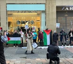 "تُجمل الإبادة الجماعية".. احتجاج أمام متجر "زارا" في شارع بوكانان بغلاسكو