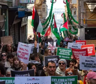 تنديدًا بمشاركة الاحتلال..  مئات المتظاهرين في فاليتا يطالبون مالطا بمقاطعة “يوروفيجن”