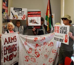 تصدر شحنات أسلحة للاحتلال نشطاء يغلقون مدخلًا رئيسيًا لميناء سوانسون في أستراليا