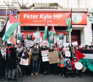 “فلسطين حرة” كشك تضامني للدعوة إلى مقاطعة الاحتلال في شوارع مدينة هوف