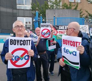 "لا تجعلوا أدويتكم رصاصهم"  احتجاج أمام وزارة الصحة الإسبانية  للمطالبة بمقاطعة شركة "تيفا"