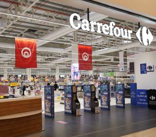 "لا تفطر على دم إخوانك" نشطاء يحتجون أمام فرع "كارفور" في تونس