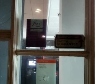 يستثمر بالإبادة..  استهداف بنك HSBC  في بريطانيا