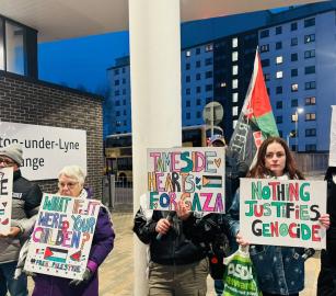 "أطلقوا سراح الاسرى"  وقفة احتجاجية في بريطانيا نصرة لغزة