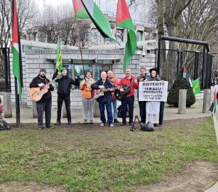 للأسبوع الـ105 على التوالي..  وقفة تضامنية مع فلسطين أمام السفارة الأمريكية في دبلن