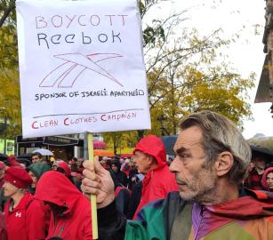 "قاطعوا ريبوك" مسيرة تضامنية في مانشيستر نصرًة لغزة