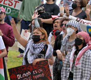 احتجاج مؤيد لفلسطين أمام العرض الأول لفيلم "سكريم 7" في لوس أنجلوس