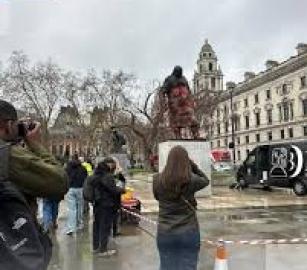 "صهيوني ومجرم حرب" تلطيخ تمثال  تشرشل في  بريطانيا