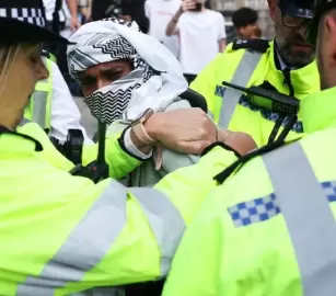 وسط احتجاجات داعمة لموقفهم.. ثلاثة طلاب يدفعون ببراءتهم في قضية "عولمة الانتفاضة"